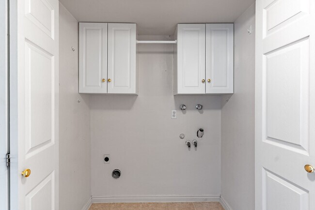 Building Photo - 5761 S Waterbury Cir