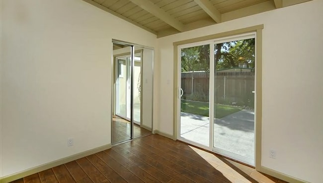 Building Photo - FOR CURRENT TENANTS AND HOUSEMATES ONLY Applications are limited to individuals affiliated with t...