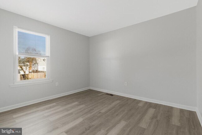 Building Photo - 5004 Roanoke Pl