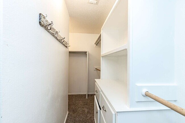 Building Photo - 3 bedroom 3 Bath House plus office