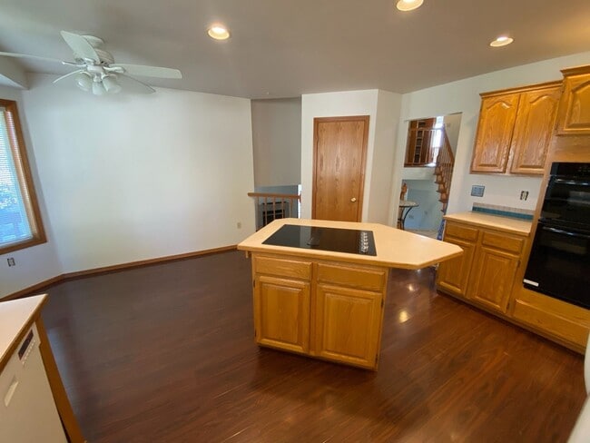 Building Photo - 124 Piper Ct