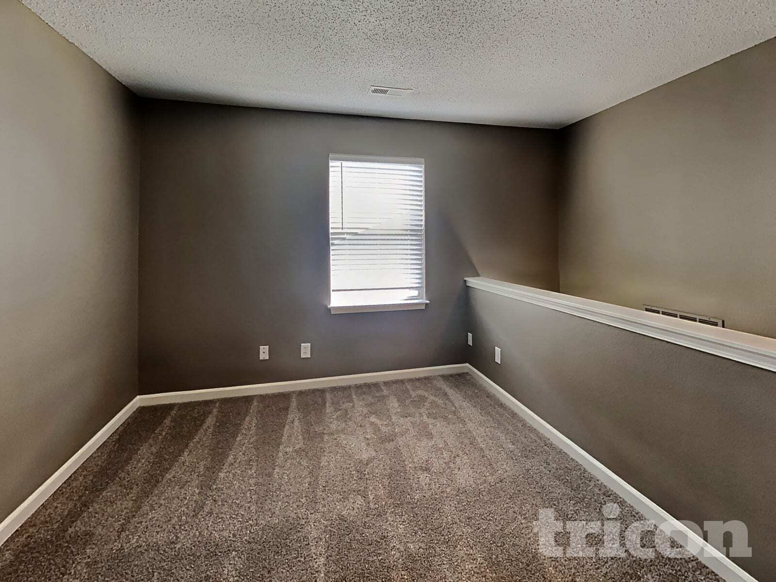 Building Photo - 4525 Connaught Dr E