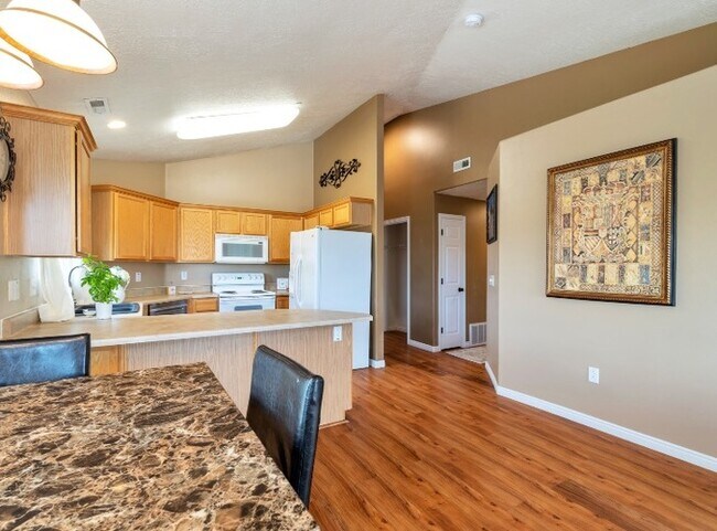 Building Photo - Bright 3-Bed, 2-Bath Condo with Mountain Views & Community Amenities