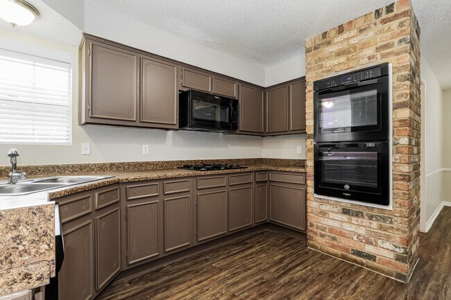 Building Photo - 26218 Maplewood Dr