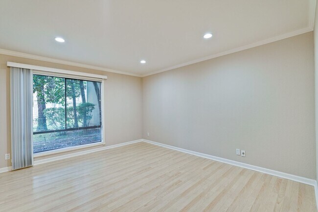 Building Photo - 2/2 Downstairs Condo in a Great Location Nestled Behind EBAY in The Hamilton Corners Community