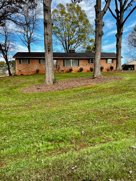Building Photo - 1600 Plumcrest Dr
