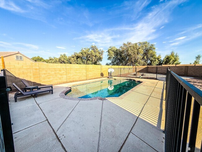 Building Photo - 2695 S Mimosa Ave