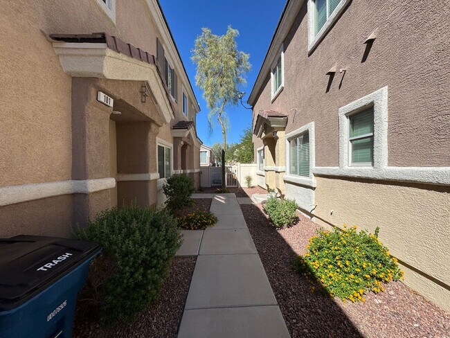 Building Photo - Beautiful 3-Bedroom Townhome in Gated Henderson Community!
