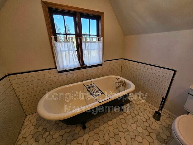 Building Photo - 224 N Russet St