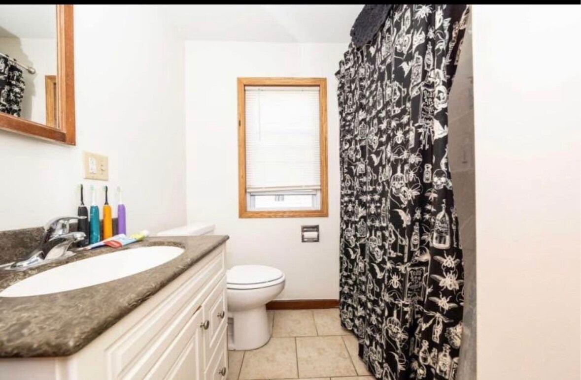 Building Photo - 327 Planett St