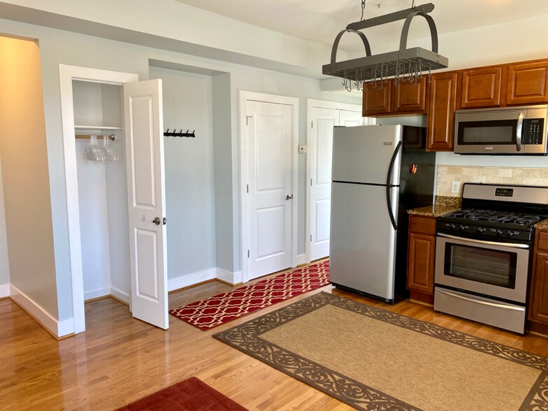 Building Photo - 2 17th St SE