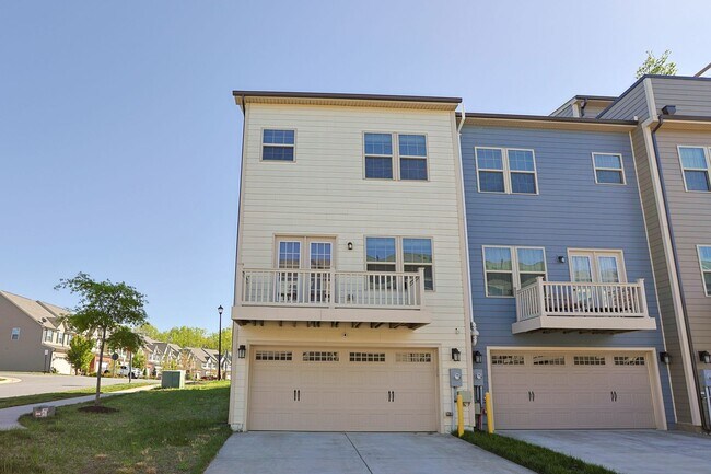 Building Photo - Welcome home to this move-in ready end uni...