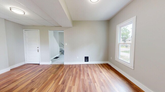 Building Photo - Madison/West Blvd neighborhood: 3 bedroom/1 bath single family home.