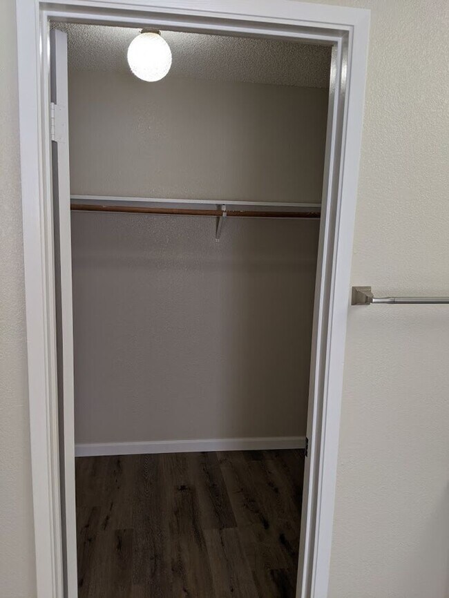 Building Photo - LOS GATOS  - Town House with designer upda...