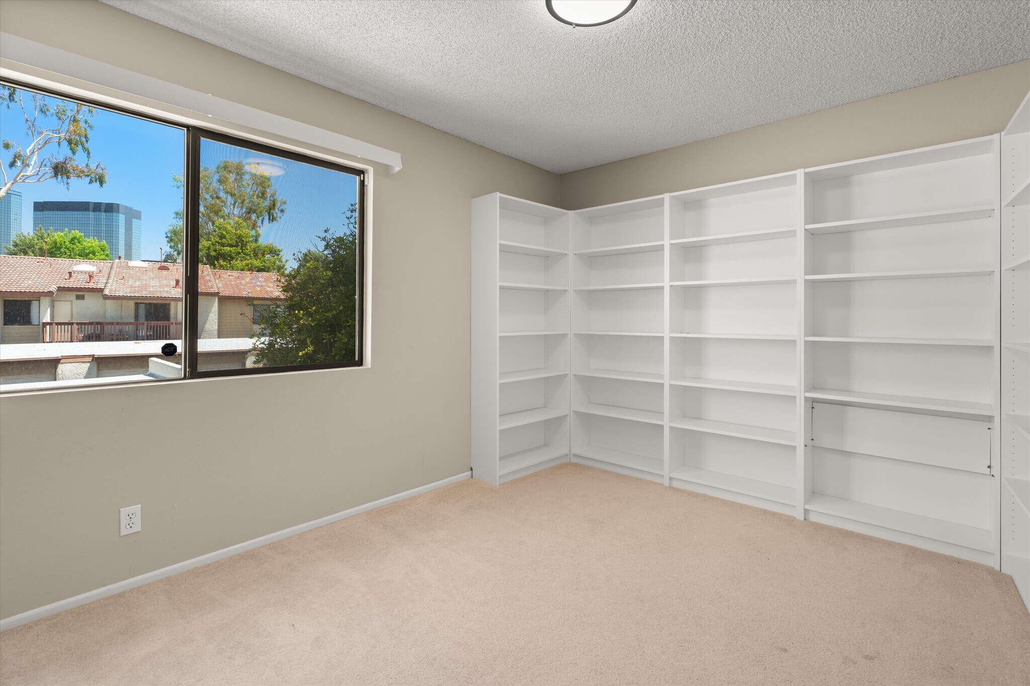 Building Photo - 5720 Owensmouth Ave