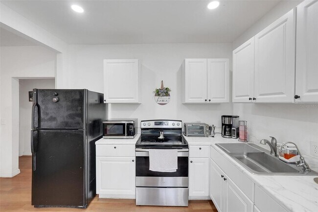Building Photo - 1313 4th St NE