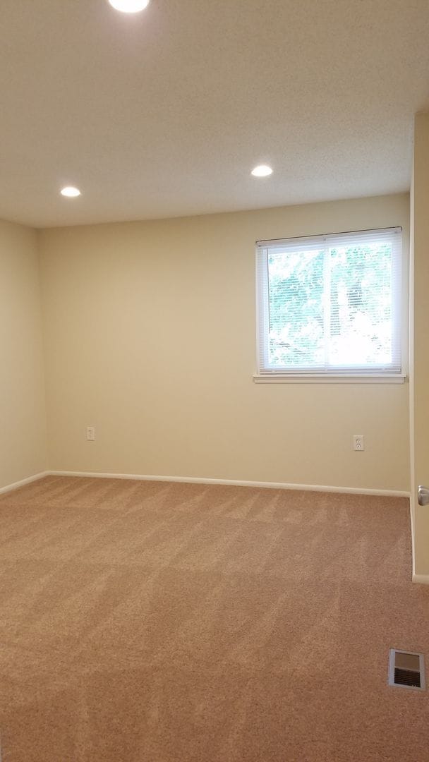 Building Photo - Renovated townhouse in established Frederi...