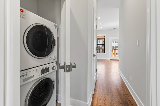 Building Photo - 1472 W Summerdale Ave