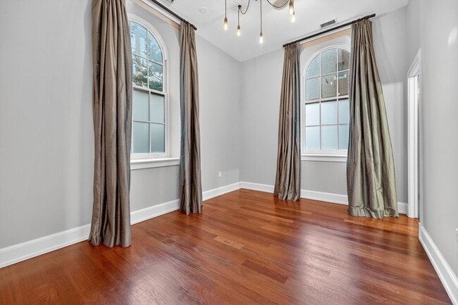 Building Photo - Available Now! High End 2 Bed 2 Bath in Luxury Building with Pool, Gym, Parking