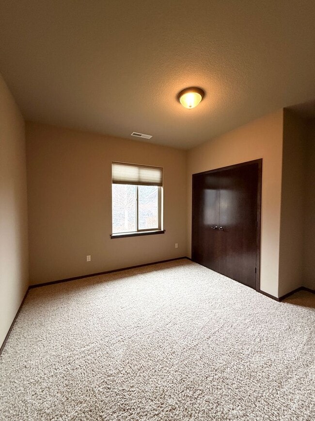 Building Photo - 4 bed 2 Bath off Keene