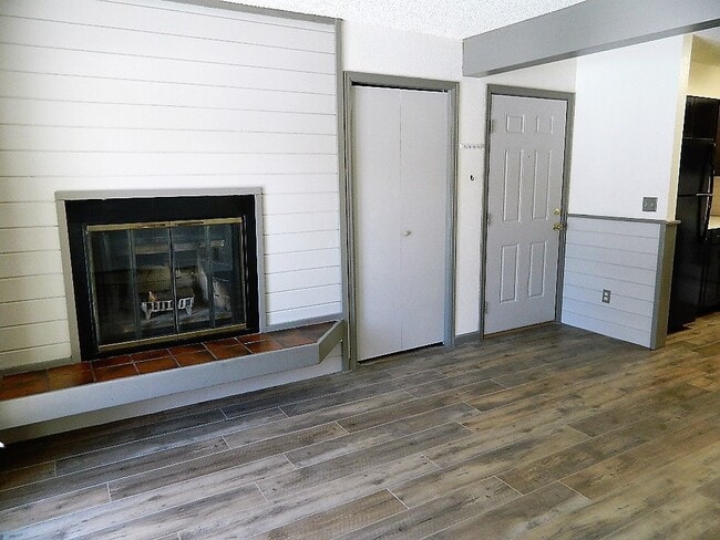 Building Photo - 559 Rainbow Vlg