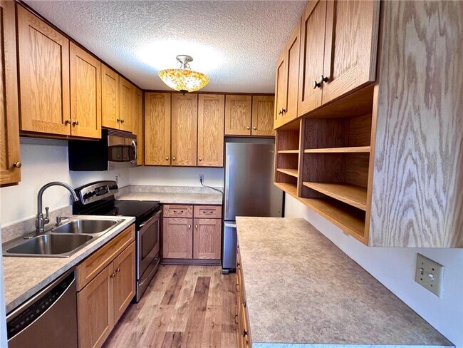 Building Photo - 1304 W Medicine Lake Dr