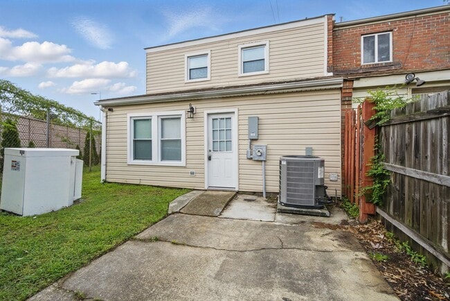 Building Photo - Mangold Real Estate - Conveniently Located...