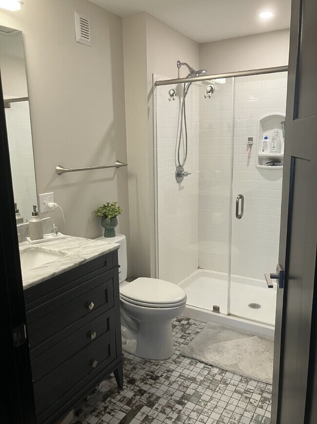 Building Photo - 1 BR in Village of Fairport Available Oct 1!