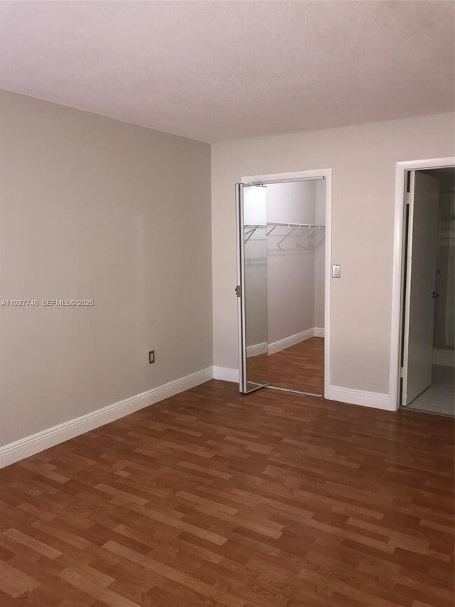 Building Photo - 10431 N Kendall Dr