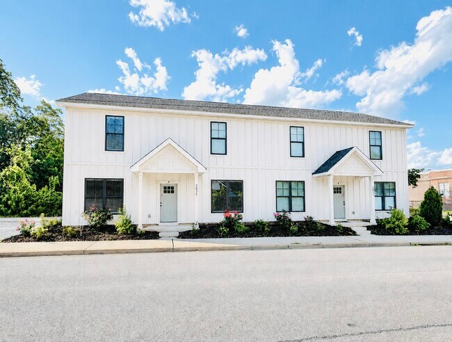 Building Photo - 2035 Rosewood Dr