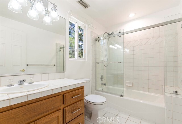 Building Photo - 2644 E Chevy Chase Dr