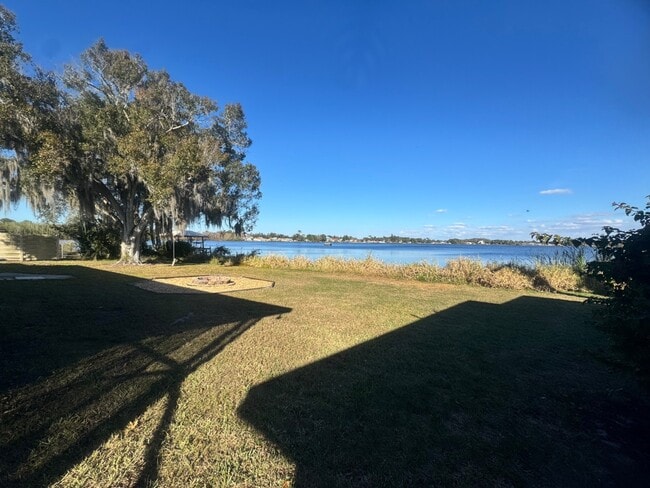 Building Photo - 734 Memorial Dr