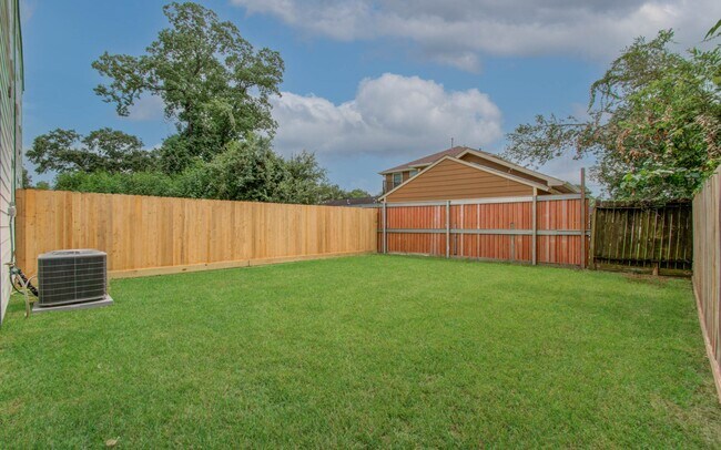 Building Photo - 1065 South Ln