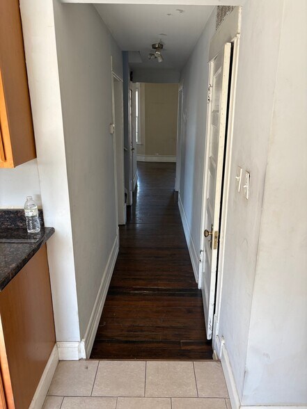 Building Photo - 1515 W Wilson Ave