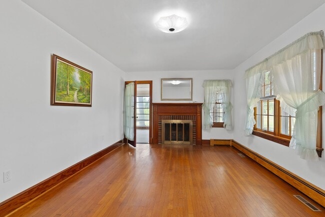 Building Photo - Brick 2-Bedroom Home Close to Farmville an...