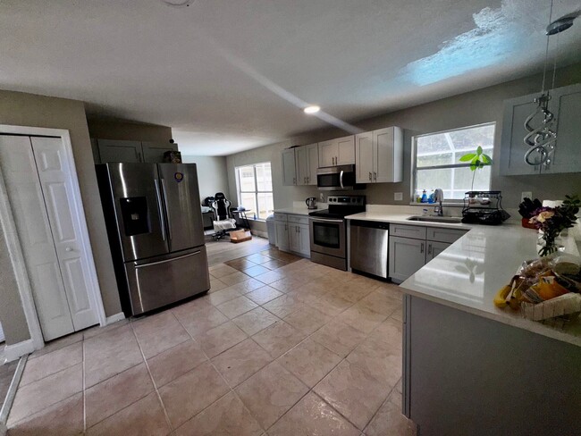 Building Photo - 4 Bedroom 3 Bath Winward Cay Kissimmee Poo...