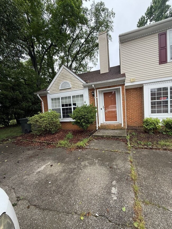 Building Photo - Beautiful Updated 3 Bedroom, 2 Bathroom To...