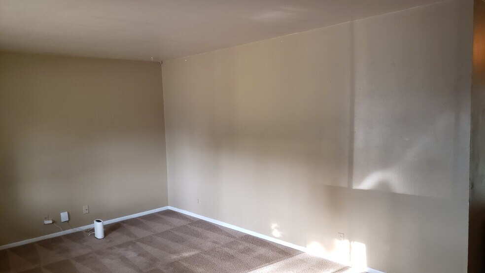 Building Photo - 1400 Brentwood Dr