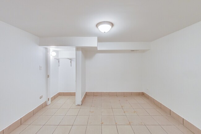 Building Photo - 1138 W Addison St