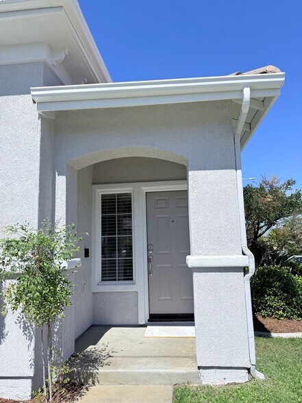 Building Photo - 13403 Hawthorn Ave