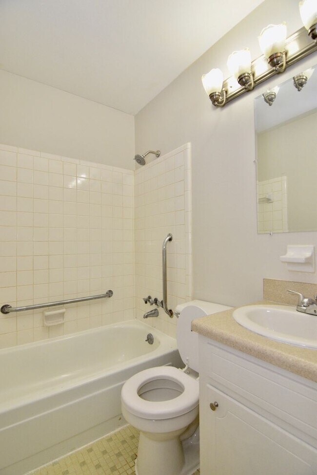 Building Photo - 3 Bed/1.5 Bath home off Meadowbrook Drive ...