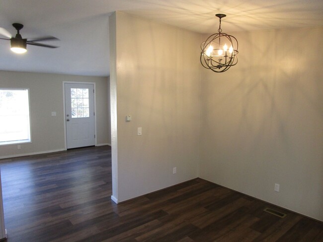 Building Photo - 3 Bedroom, 2 Bathroom Updated Home South o...