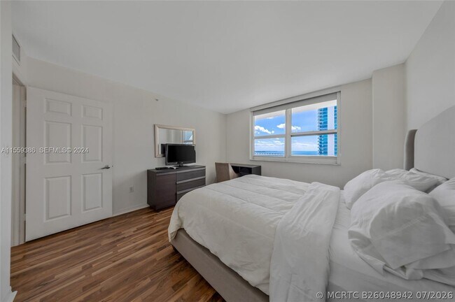 Building Photo - 1155 Brickell Bay Dr