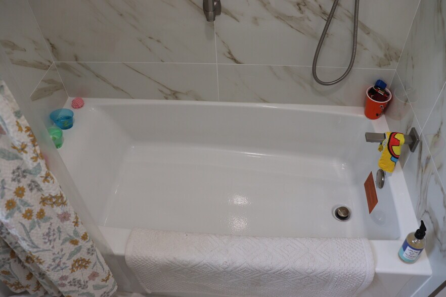 Building Photo - 442 Surrey Ln