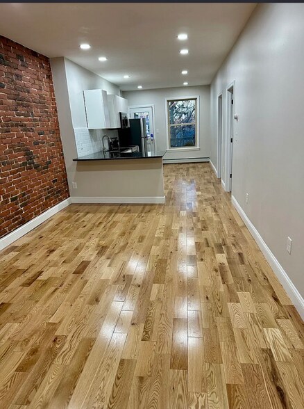 Building Photo - 66 Chatham St