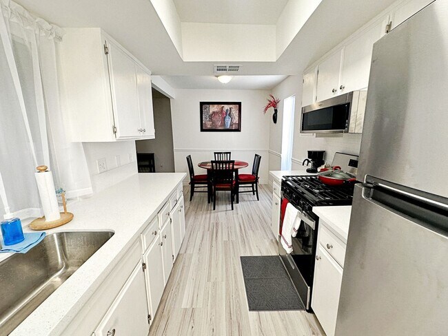 Building Photo - FULLY FURNISHED 2 BEDROOM CONDO WITH STRIP VIEWS