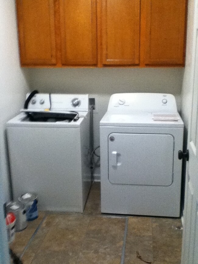 Building Photo - 4 Bedroom 2 Bathroom House - Close to MSU Campus