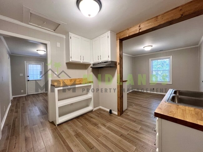 Building Photo - 610 W Hampton Ave