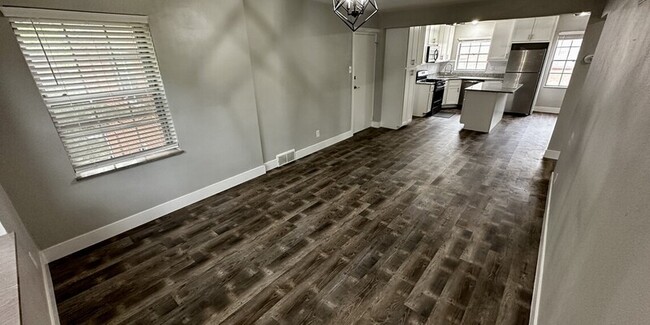 Building Photo - 5836 Sunshine Dr