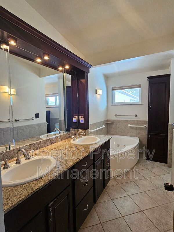 Building Photo - 610 Vista Ln